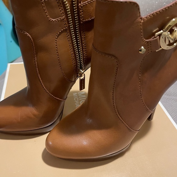 Michael Kors Booties size 7M - Picture 3 of 5